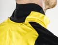 Un col dit de coiffeur a une forme asymétrique et s'adapte au cou de manière étanche au vent, quelle que soit la position de la tête.