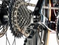Une première : le Falcn RS est le premier vélo de course à être équipé du standard UDH. La patte de dérailleur est fixée à l'axe.