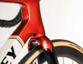 The pronounced longitudinal profile of the Vittoria Corsa Pro makes the road bike difficult to control when leaning.
