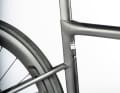 Silhouette élancée : l'arrière filigrane du Tarmac rappelle le modèle de construction légère Aethos.