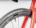 The Advanced 2 is characterised by its simple design. The heavy wheelset serves up the tuning tip on a silver platter.