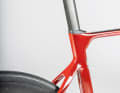 La tige de selle en carbone du Propel bon marché offre une bonne suspension et est réglable sans restriction.