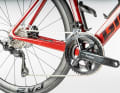 Le changement de vitesse est mécanique sur la version de base : avec le nouveau 12 vitesses 105 de Shimano.