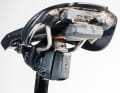 Eine funkgesteuerte Vario-Stütze erhöht die Fahrsicherheit in schwierigem Gelände. Die Rockshox federt allerdings etwas weniger als herkömmliche Carbonstützen und ist relativ schwer.