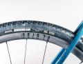 Les pneus Maxxis de 45 millimètres de large exploitent déjà à fond le dégagement des pneus. Le montage tubeless sur la roue de test permet aux pneus de rebondir sensiblement.