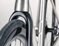 The test bike rolled on 28-millimetre tyres, while the fork and frame leave room for tyres up to 32 millimetres wide.