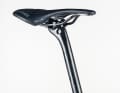 La tige de selle ronde en carbone offre une bonne suspension, mais avec une charge d'essai de 80 kilos, elle fléchit de près de sept millimètres.