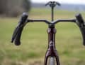Mit 24 Zentimetern zwischen den Bremsgriffen wäre sie nach UCI-Reglement verboten schmal- Ein breiteres Exemplar ist im Angebot, wobei der Unterlenker gleich bleibt