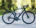 Cette nouveauté est basée sur un cadre en aluminium robuste et est disponible en deux versions d'équipement pour la route et le tout-terrain.