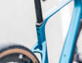 Le serrage de la tige de selle se déplace dans le tube de selle. Tous les modèles sont équipés d'une tige de selle en carbone.