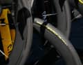 ... les roues de la couleur des maillots de classement y sont également incluses