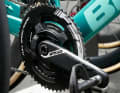 Sur le Tour de France 2025, Kévin Vauquelin sera équipé d'une manivelle FSA. Il est équipé d'un powermeter de la société allemande Power 2 Max.