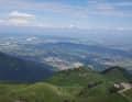 Vue lointaine depuis le sommet du Monte Grappa. Plus aucune montagne n'obstrue la vue jusqu'à la Méditerranée.
