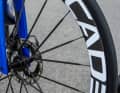 Les roues ont une influence décisive sur l'aérodynamisme. Les spécialistes de l'aéro sont équipés de jantes à profil haut pouvant atteindre 80 millimètres de hauteur.