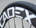 Les nouvelles roues Cadex en carbone avec des rayons en carbone ont une hauteur de 50 millimètres et sont très légères.