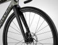 Les enfants à partir de 1,35 mètre sont équipés de roues de 27,5 pouces, tandis que les plus grands, jusqu'à 1,50 mètre, roulent sur des roues de 28 pouces.