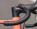 The cables run through the frame via the headset – just like on much more expensive gravel bikes.
