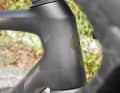 The aero tuning was comparatively discreet. The bulging head tube is striking. The so-called "speed sniffer" is designed to direct the airflow around the bike and rider more efficiently.