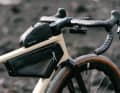 Le kit de sacoches de haute qualité d'Apidura est un accessoire optionnel, il se fixe sur des œillets à visser.