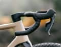 La position assise peut être adaptée grâce aux composants : En plus des différents guidons, la tige de selle est disponible avec ou sans déport.