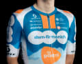 Markant sind die für das Motto “Keep Challenging” stehenden orangen Streifen, die die “DNA des Teams” symbolisieren