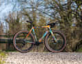 Spätestens mit der handgemalten Ciavete-Lackierung wird aus dem Dario Pegoretti Orlando Gravelbike ein unverkennbares Einzelstück.