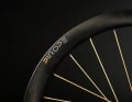 Pi Rope propose trois versions des roues Gravel Light Sierra, avec des jantes de 27, 42 ou 48 millimètres de hauteur. Les prix avoisinent les 3 000 euros.