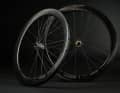 Der aerodynamisch am stärksten optimierte Gravel-Kaufradsatz von Pi Rope: der Gravel Light Duke Sierra Aera 48 mit wellenförmig strukturierter 48-mm-Hochprofilfelge.