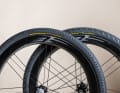 Mit den neuen Gravel-Reifen Cinturato Gravel RH und RM erweitert Pirelli sein Angebot an in Italien produzierten Fahrradreifen