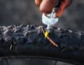 Crankbrothers présente The Plug Mate, un nouvel outil destiné à éviter l'arrachage des patchs Tubeless dans les pneus.