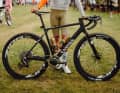Official information is not yet known. The maximum suspension travel is likely to be 40 millimetres. The Koblenz-based company developed the fork together with DT Swiss, as a label above the dropouts reveals.