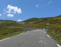 Les barrières ne sont pas toujours faciles à trouver dans les derniers mètres de la montée Est vers le col du Tourmalet. Ici, elles sécurisent les derniers mètres pour l'arrivée au sommet du Tour de France Femmes 2023.