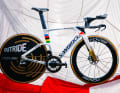 Comme avec son ancienne équipe Soudal-Quick-Step, Evenepoel utilise le S-Works Shiv TT de Specialized pour le contre-la-montre.