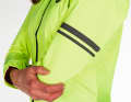 Sparsam eingesetztes Reflexmaterial sollte zumindest geschickt platziert sein. Agu hat das am linken Ärmel beider Regenjacken gut gelöst.