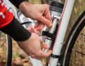 Mithilfe der Vorrichtung ist die Pumpe einfach am Rennrad anzubringen.