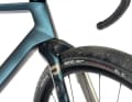 Avec ses grosses semelles, le Rondo Ratt est plutôt un vélo de gravel.