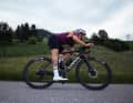Vélo de course électrique sous couverture : le Canyon Endurace:ONfly n'est pas reconnaissable au premier coup d'œil comme un vélo électrique
