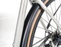 The maximum tyre width that can be ridden is said to be 40 millimetres, but in the rain, splash water is likely to fly past the rather narrow fenders.