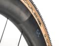 Pneus Schwalbe montés sur de volumineuses roues aérodynamiques de marque propre.