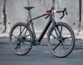 After a few years of absence, Rotwild is once again presenting a model with racing handlebars. The R.R275 X is a motorised gravel bike characterised by a striking frame design and lighting system.