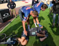 Trost vom Sieger: Geschlagen liegt John  Degenkolb auf dem  Boden des Radstadions  in Roubaix, Mathieu van  der Poel (links) und Jasper  Philipsen zeigen Mitgefühl.