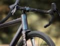 Integrated cable routing: The cables are routed into the head tube under the stem.