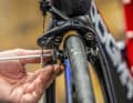 Mit einer perfekt eingestellten Felgenbremse ist die Bremsleistung am besten und Sie kommen mit dem Rennrad sicher und schnell zum Stehen. 