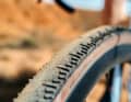 Border crossers: Fast gravel tyres like Schwalbe's G-One RS can cope with bad roads and off-road. The aerodynamics of the 40 mm tyres prevent top speed.