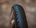 Le G-One RS Pro est le pneu le plus rapide de la gamme Gravel de Schwalbe. Le Racer est désormais disponible en largeur 60.