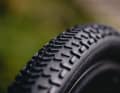 Le Schwalbe G-One RX Pro offre une adhérence maximale, mais il est plus profilé et encore plus large. La nouvelle dimension : 29 x 2,35 ou 60-622.