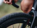 Le Semislick Schwalbe G-One RS devrait surtout s'adresser aux coureurs et, dans sa nouvelle largeur, offrir plus de confort et de protection contre les crevaisons.