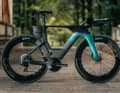 Certains fabricants proposent leurs propres modèles de triathlon qui ne peuvent pas être utilisés dans les courses UCI, ...