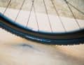 Outre les roues Newmen, Avona monte ses propres roues Faserwerk, également en carbone.