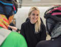 Ehefrau Maria Burghardt gibt Startnummern beim Shades of Speed aus. 